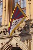 Tibetská vlajka na radnici v Novém Bydžově, 10. březen 2003, foto: Ondřej Neuman