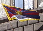 Tibetská vlajka na radnici v Plzni, 10. březen 2003, foto: Eva Haunerová