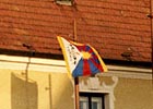 Tibetská vlajka na radnici v Borovanech, 10. březen 2003, foto: Jana Sequensová