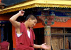 Disputace mnichů v chrámu Džókhang, foto Ľ. Sklenka