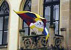 Tibetská vlajka na radnici v Hořicích, 10. 3. 2004, foto: www.horice.org