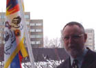 Hejtman Libereckého kraje Pavel Pavlík vztyčuje tibetskou vlajku na budově hejtmanství, 10. 3. 2004, foto: www.kraj-lbc.cz