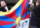 Vztyčování tibetské vlajky před budovou Magistrátu Hradce Králové, 10. 3. 2005, foto: Eva Sychrová,  www.hradeckralove.org