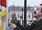 Vztyčování tibetské vlajky před radnicí v Lanškrouně, 10. 3. 2005, foto: František Teichmann, www.lanskrounsko.cz
