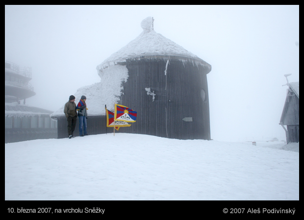 Tibetská vlajka na vrcholu Sněžky